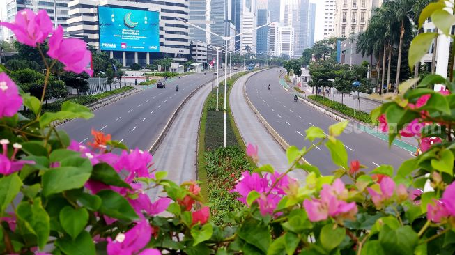 Suasana di Jalan Sudirman, Jakarta, Sabtu (30/4). [Suara.com/Oke Atmaja]

