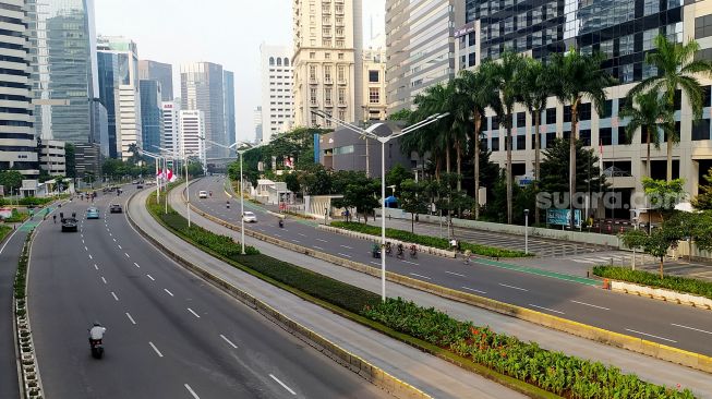 Suasana di Jalan Sudirman, Jakarta, Sabtu (30/4). [Suara.com/Oke Atmaja]

