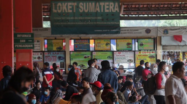 Sejumlah calon penumpang menunggu kedatangan bus di Terminal Kampung Rambutan, Jakarta, Sabtu (30/4/2022). [Suara.com/Angga Budhiyanto]