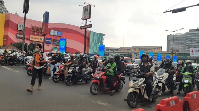 Sebanyak 2.745 kendaraan pemudik dari Jakarta bergerak keluar melalui Jalan Arteri Kalimalang, Bekasi, Jawa Barat, Sabtu (30/4/2022). [Suara.com/Ummi Hadyah Saleh]