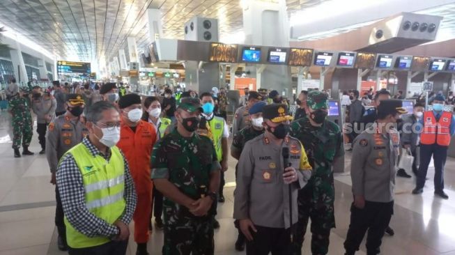 Kapolda Metro Jaya dan Pangdam Jaya Tinjau Arus Mudik di Bandara Soekarno-Hatta