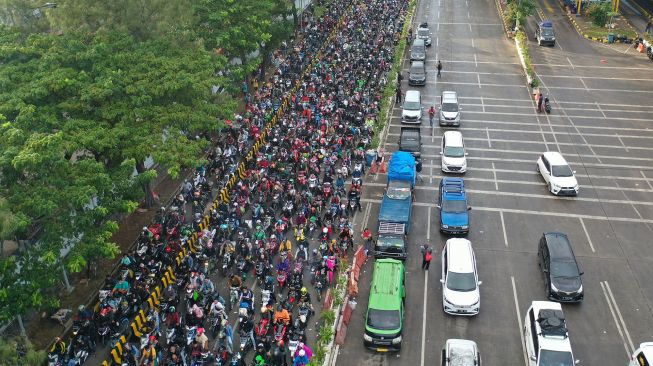 Foto udara pemudik bersepeda motor antre untuk memasuki Pelabuhan Merak di Banten, Sabtu (30/4/2022). [ANTARA FOTO/Akbar Nugroho Gumay]

