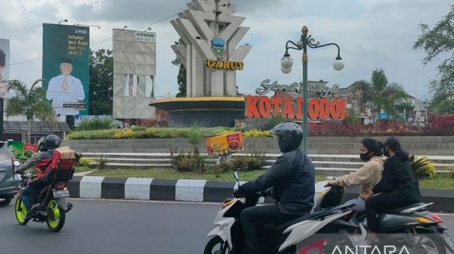 Sejumlah kendaraan melintas di kawasan Bunderan Tarogong, Kabupaten Garut, Jawa Barat, Sabtu (30/4/20220). [ANTARA/Feri Purnama]