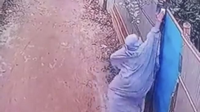 Viral Terekam CCTV Dua Perempuan Bercadar Iseng Pencet Bel Rumah Lalu Lari, Netizen Jadi Kenang Masa Kecil