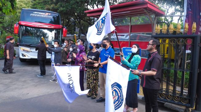 Acara pelepasan 450 orang pemudik gratis ke Jawa Tengah dan Jawa Timur yang yang dilakukan Gilang Widya Pramana alias Juragan 99. [dokumentasi pribadi]