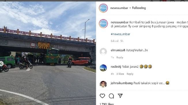 Bus nyangkut di flyover Padang Panjang. [Dok.Istimewa]