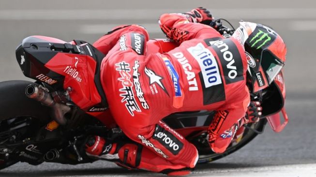 Pembalap Ducati Lenovo Team Francesco Bagnaia memacu kecepatan sepeda motornya pada hari kedua tes pramusim MotoGP 2022 di Pertamina Mandalika International Street Circuit, Lombok Tengah, NTB, Sabtu (12/2/2022). ANTARA FOTO/Andika Wahyu. (ANTARA/ANDIKA WAHYU)