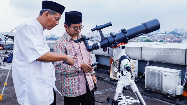 Petugas saat memantau hilal di Kantor Wilayah Kementerian Agama Provinsi DKI Jakarta, Cipinang, Jakarta Timur, Minggu (1/5/2022). [Suara.com/Alfian Winanto]