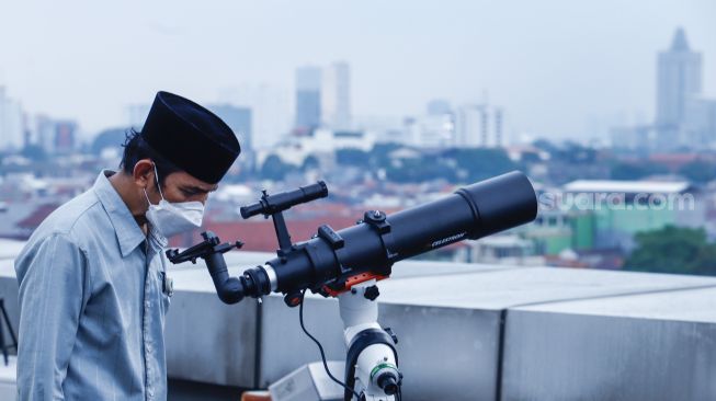 Petugas saat memantau hilal di Kantor Wilayah Kementerian Agama Provinsi DKI Jakarta, Cipinang, Jakarta Timur, Minggu (1/5/2022). [Suara.com/Alfian Winanto]