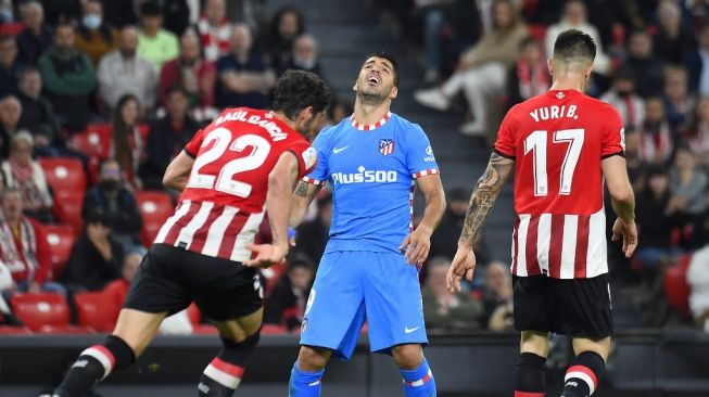 Penyerang Atletico Madrid, Luis Suarez tampak kecewa timnya kembali kebobolan saat melawan Athletic Bilbao. (Foto: AFP)