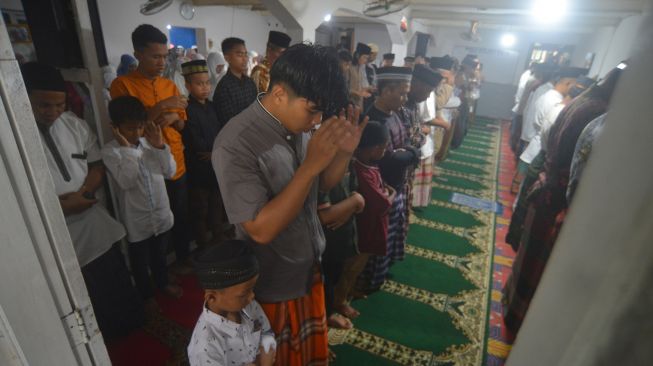 Jamaah Tarekat Naqsabandiyah melaksanakan Shalat Id di Mushalla Baitul Makmur, Pauh, Padang, Sumatera Barat, Minggu (1/5/2022). [ANTARA FOTO/Iggoy el Fitra/wsj]
