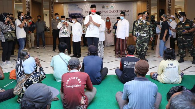 Malam Takbiran, Ganjar Bagikan 1.500 Zakat Fitrah kepada Fakir Miskin di Semarang