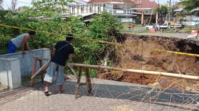 Jembatan menuju Lembah Dieng Kota Malang terputus, Minggu (1/5/2022). [Suara.com/Bob Bimantara Leander]