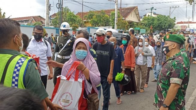 Antre dari Siang di Pasar Serangan, Ribuan Warga Ngalap Berkah Sembako Lebaran dari Presiden Jokowi