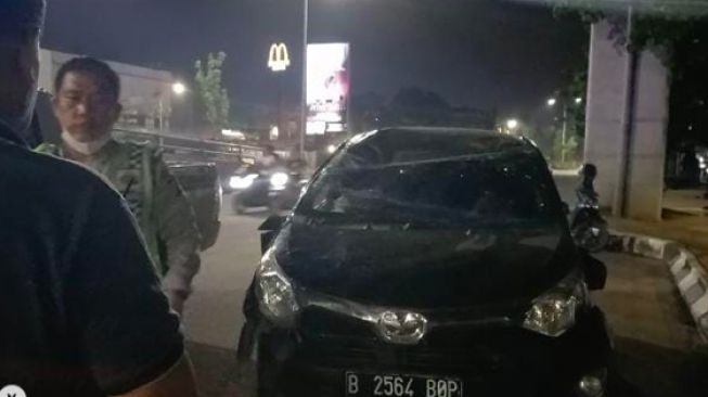 Mobil Toyota Calya Nyangkut di Flyover Jakabaring, Sopir Warga Lampung Diduga Mengantuk