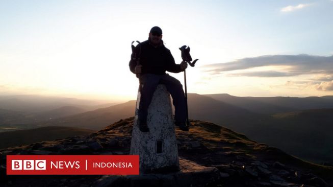 Pria Lumpuh Mencoba Mendaki Gunung Tertinggi di Dunia dengan Tongkat Ketiak