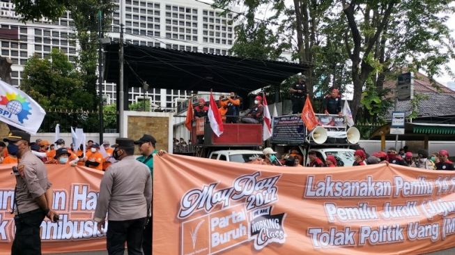 Buruh Demo di Depan Gedung KPU Pusat: Turunkan Harga Bahan Pokok