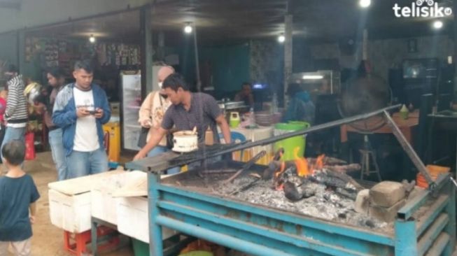 Pengusaha warung makan mendapat berkah di tengah padatnya pemudik di pelabuha penyeberangan Torobulu-Tampo, Konawe Selatan, Sulawes Tenggara [Telisik.id]