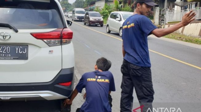 Bantu Mobil Pemudik Sukses Melahap Tanjakan, Polres Garut Bentuk Tim Ganjal Ban