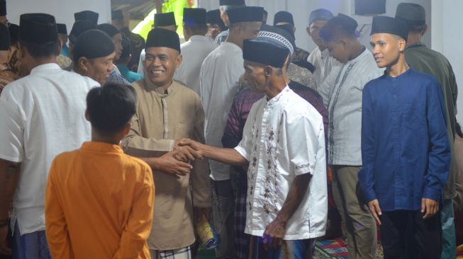 Rayakan Idul Fitri Hari Ini, Jamaah Naqshabandiyah Padang Salat Ied dan Silaturahmi