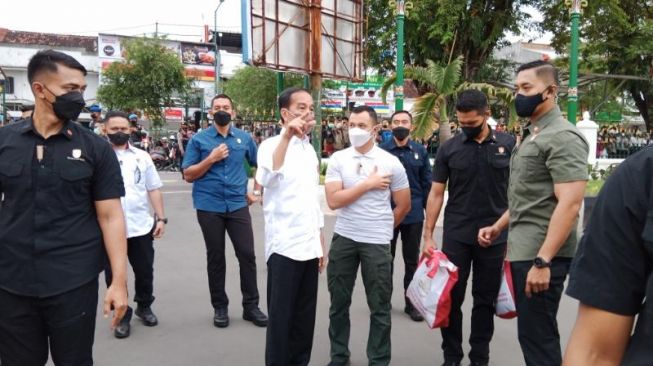 Presiden Joko Widodo (Jokowi) mengecek pembagian sembako kepada warga di Teras Malioboro 2, Kota Jogja , Minggu (1/5/2022). [Muhammad Ilham Baktora/ SuaraJogja.id]