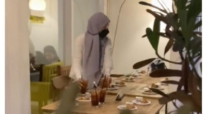 Gadis Ini Tunggu Kedatangan Teman Selama 2 Jam saat Bukber, Rela Datang Awal hingga Tata Makanan Berbuka di Meja