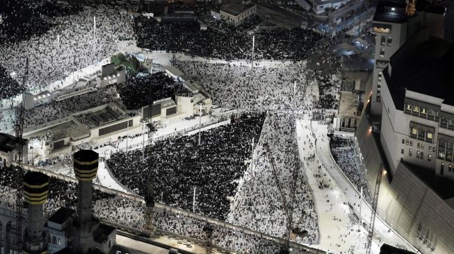 Gambar udara menunjukkan jamaah Muslim berdoa di sekitar Ka'bah di kompleks Masjidil Haram, Mekah, Arab Saudi, Jumat (29/4/2022). [SPA / AFP]
