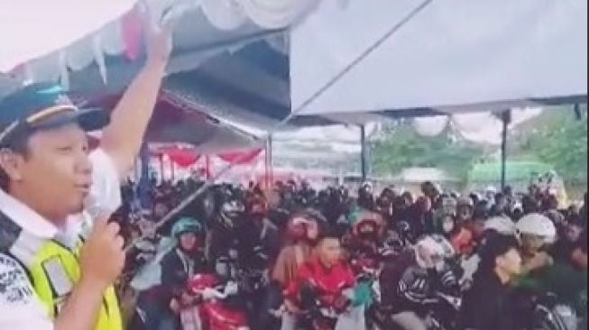 Pria Ini Kehilangan Pacarnya di Pelabuhan saat Mudik, Petugas Umumkan Lewat Pengeras Suara