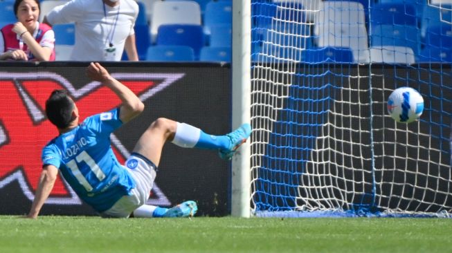 Penyerang Napoli Hirving Lozano mencetak gol saat pertandingan sepak bola Serie A Liga Italia antara Napoli vs Sassuolo di stadion Diego Armando Maradona, Naples, Italia, Sabtu (30/4/2022). [Alberto PIZZOLI / AFP]