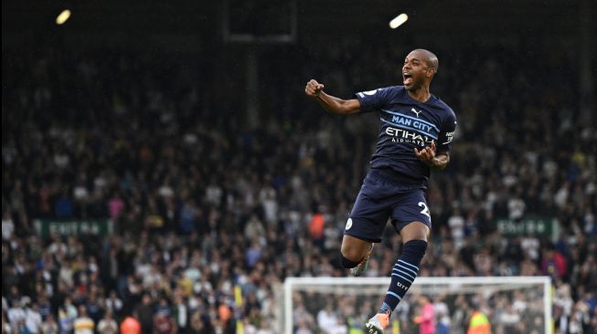 Gelandang Manchester City Fernandinho berselebrasi setelah mencetak gol saat pertandingan sepak bola Liga Premier Inggris antara Leeds United dan Manchester City di Stadion Elland Road, Leeds, Inggris, Sabtu (30/4/2022). [Oli SCARFF / AFP]