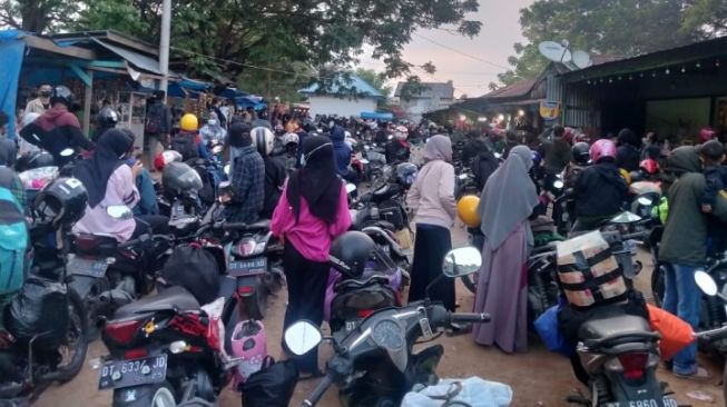 Pemudik di Konawe Selatan Tidak Tidur Menunggu Kapal Penyeberangan, Takut Disalip Dalam Antrean