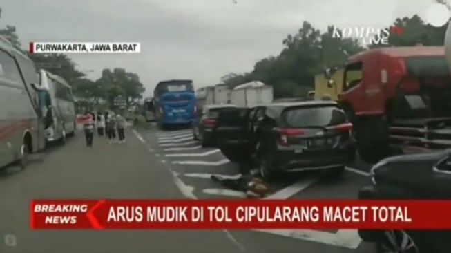 Pria terekam santai tiduran di aspal akibat Tol Cipularang yang macet total saat mudik Lebaran 2022. (Instagram/@dramaojol.id)