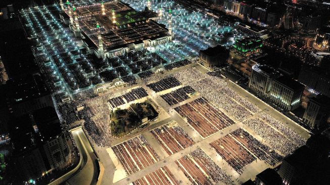 Gambar udara menunjukkan jamaah Muslim berdoa di sekitar Ka'bah di kompleks Masjidil Haram, Mekah, Arab Saudi, Jumat (29/4/2022). [SPA / AFP]
