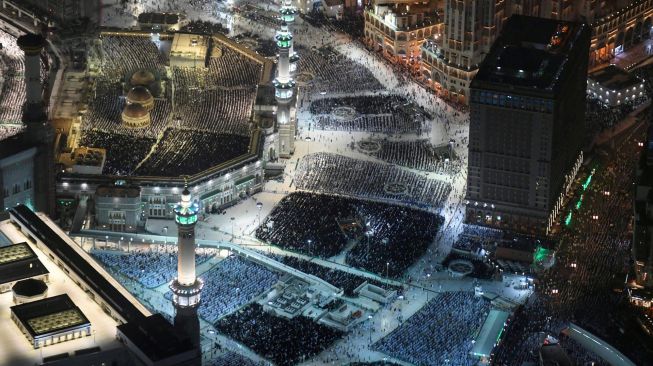 Gambar udara menunjukkan jamaah Muslim berdoa di sekitar Ka'bah di kompleks Masjidil Haram, Mekah, Arab Saudi, Jumat (29/4/2022). [SPA / AFP]
