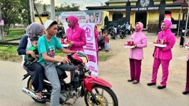 Ketua Bhayangkari Tanjab Timur Bagikan Santunan Hingga Takjil Ke Masyarakat