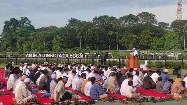 Jadi Perantau, Ibra Salat Ied di Alun-alun Kota Cilegon demi Selfie dengan Helldy Agustian