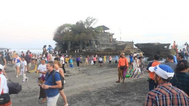 Tanah Lot Kembali Diramaikan Wisatawan di Libur Lebaran