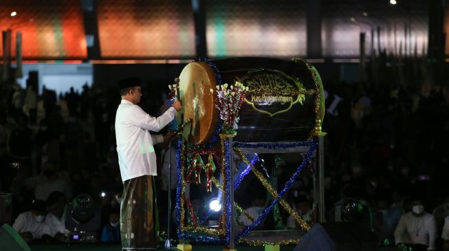 Gubernur DKI Jakarta Anies Baswedan memukul bedug pada acara Festival Tabuh Bedug Malam Takbiran di Jakarta International Stadium (JIS), Jakarta, Minggu (1/5/2022).  [ANTARA FOTO/Rivan Awal Lingga/nz]