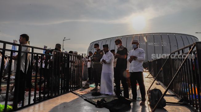 Umat islam menunaikan ibadah Shalat Idul Fitri 1 Syawal 1443 Hijriah di Jakarta International Stadium (JIS), Tanjung Priok, Jakarta Utara, Senin (2/5/2022). [Suara.com/Alfian Winanto]