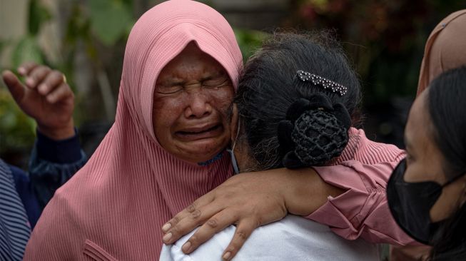  Seorang warga menitikkan air mata saat memeluk tetangganya dalam acara silaturahim lintas agama pada Hari Raya Idul Fitri 1443 Hijriah di Dusun Tekelan, Desa Batur, Getasan, Kabupaten Semarang, Jawa Tengah, Senin (2/5/2022). [ANTARA/Aji Styawan/nym]
