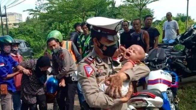 Detik-detik Balita Laki-laki Diselamatkan, Minibus yang Ditumpangi Kecelakaan di Jalinteng Sumatera