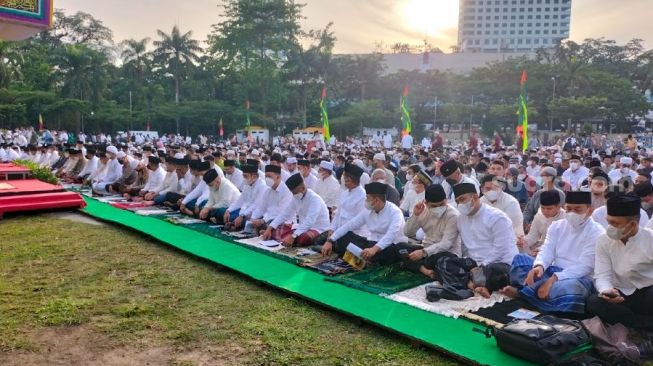 Ribuan Warga Sumut Shalat Idul Fitri Bareng Edy Rahmayadi dan Bobby Nasution di Lapangan Merdeka Medan