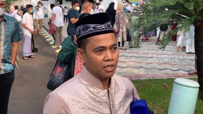 Momen Haj Faisal, ayah Bibi Ardiansyah salat Ied di masjid [Suara.com/Adiyoga Priyambodo]