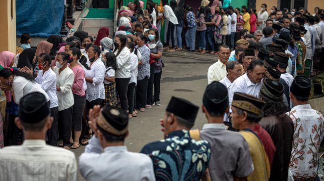 Warga bersalaman saat mengikuti acara silaturahim lintas agama dalam perayaan Idul Fitri 1443 Hijriah di Dusun Tekelan, Desa Batur, Getasan, Kabupaten Semarang, Jawa Tengah, Senin (2/5/2022). [ANTARA/Aji Styawan/nym]