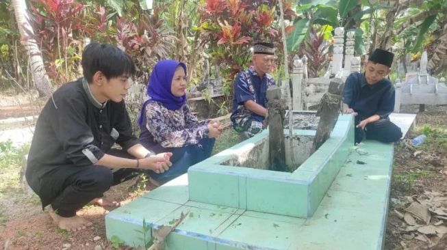 Lebaran Hari Pertama, Masyarakat Bengkayang Ramai-ramai Ziarah Kubur