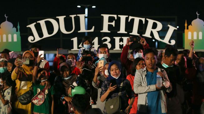 Warga menyaksikan Festival Tabuh Bedug Malam Takbiran di Jakarta International Stadium (JIS), Jakarta, Minggu (1/5/2022).  [ANTARA FOTO/Rivan Awal Lingga/nz]