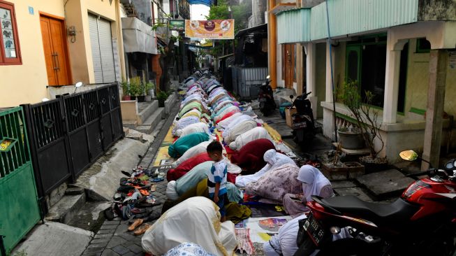 Umat Islam melaksanakan Shalat Idul Fitri 1443 H di salah satu masjid di pemukiman padat penduduk di Surabaya, Jawa Timur, Senin (2/5/2022).  [ANTARA FOTO/Zabur Karuru/hp]