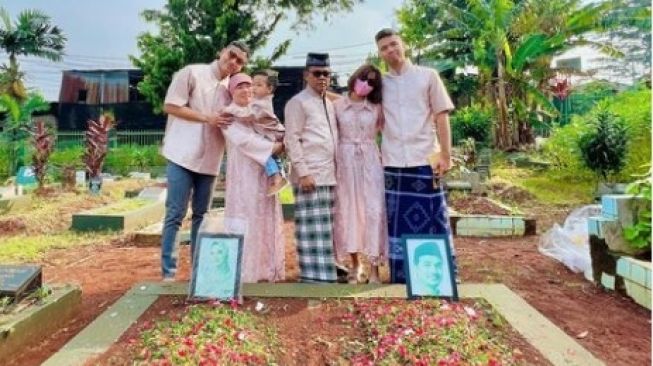 Keluarga Haji Faisal saat ziarah ke makam Vanessa Angel dan Bibi Ardiansyah. [Instagram/@fuji_an]