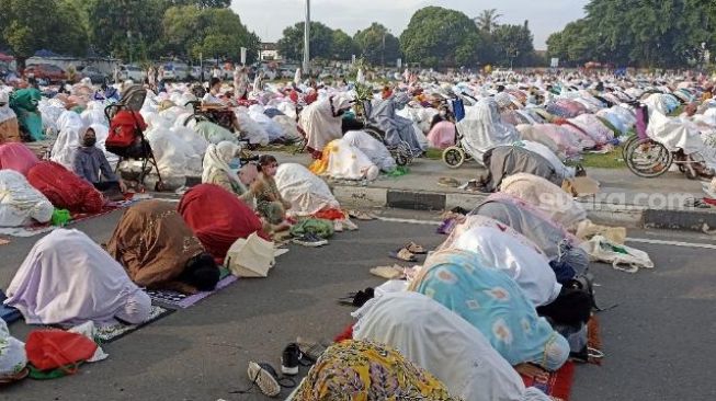 Dua Tahun Tak Ada Salat Id, Ribuan Umat Muslim Padati Alun-Alun Kidul