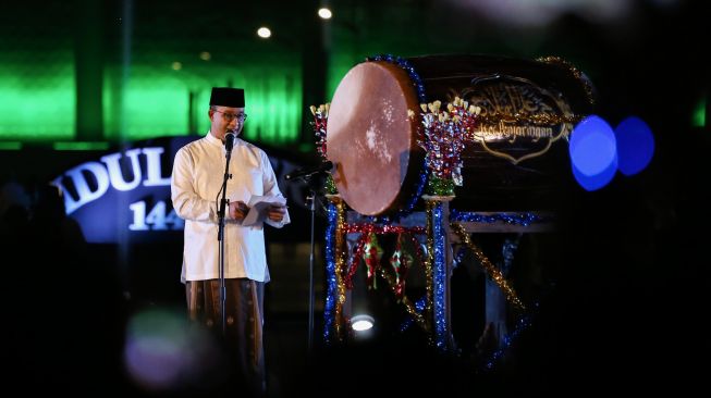 Gubernur DKI Jakarta Anies Baswedan memberikan sambutan pada acara Festival Tabuh Bedug Malam Takbiran di Jakarta International Stadium (JIS), Jakarta, Minggu (1/5/2022). [ANTARA FOTO/Rivan Awal Lingga/nz]